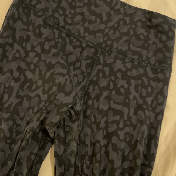 Lululemon High-Rise Leggings Jacquard Black Cheetah – Size 8 - Picture 2 of 4